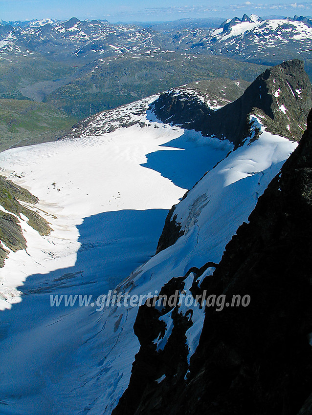 Utsikt fra Nørdre Maradalstinden mot Maradalsbreen.