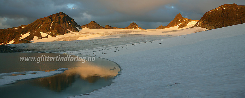 Idyll ved Leibrean med Smørstabbtindane i bakgrunnnen.