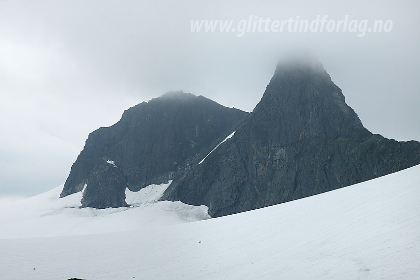 Fra Ringsskar mot Stølsmaradalstinden (2026 moh). Stølsmaradalsbreen i forgrunnen.