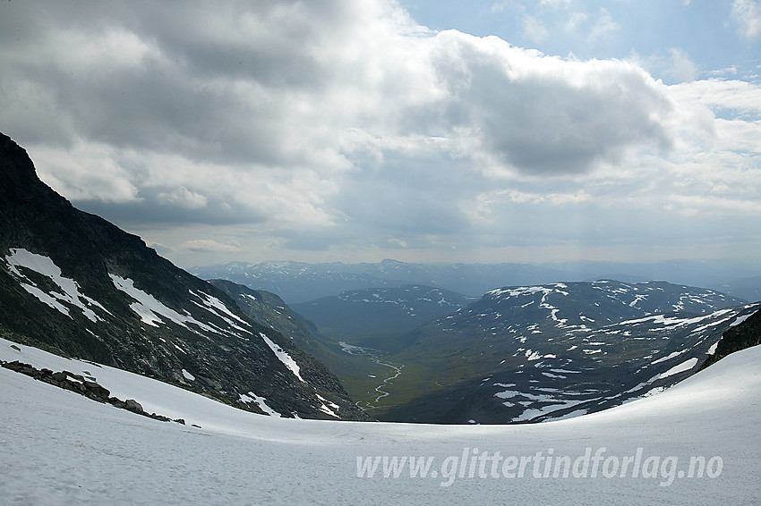 Utsikt fra Gravdalsskard nedover Gravdalen. Kyrvassnosi (1567 moh) på høyre side av dalen.