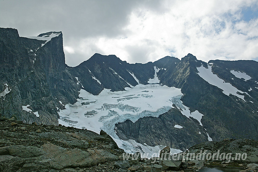 Innerst i Ringsbotnen mot Store Ringstinden (2124 moh til venstre), Ringsbreen og Soleibotntindmassivet (2083 moh).