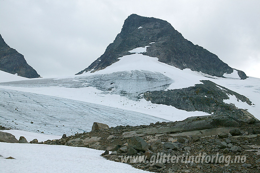 Tynnslitte deler av Ringsbreen under Midtre Ringstinden (2025 moh).