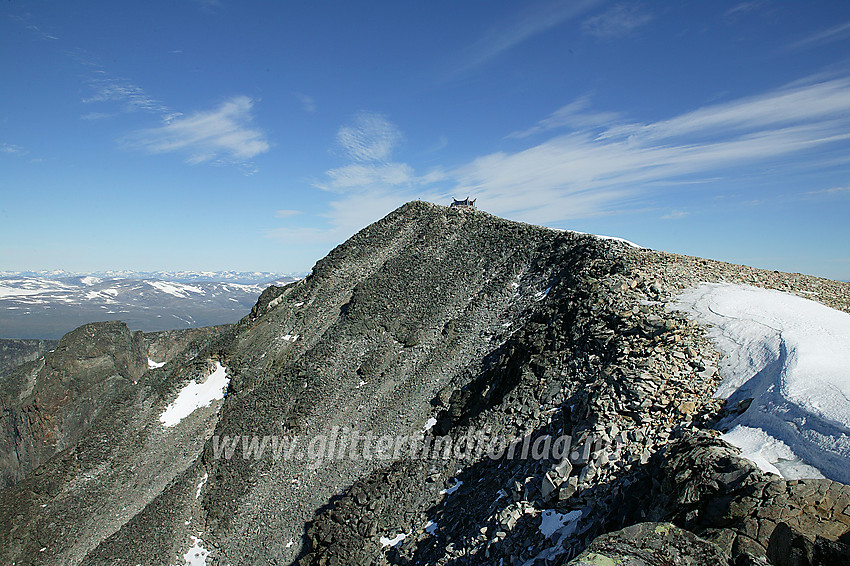 Toppen av Galdhøpiggen (2469 moh.) med den karakteristiske hytta sett fra sør, der ryggen mot Storjuvtinden begynner.