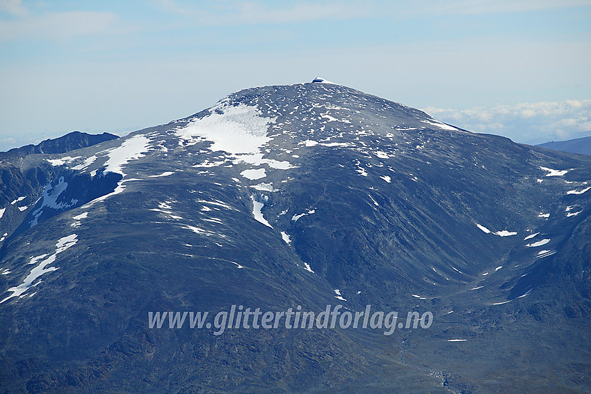 Fra toppen av Galdhøpiggen (2469 moh.) med telelinsa mot Glittertinden (2464 moh.). Ruta fra Spiterstulen til toppen er synlig opp brattbakken til venstre for Steindalen. 