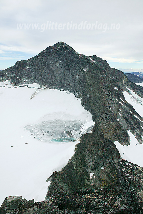 Fra Vesle Galdhøpiggen (2369 moh.) mot Galdhøpiggen (2469 moh.).