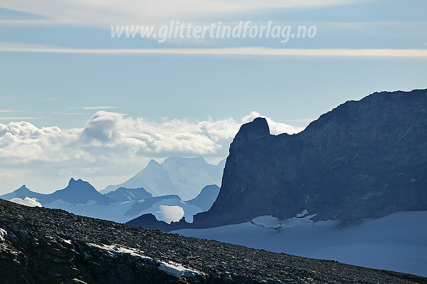 Fra oppstigningen fra Løyftet mot Galdhøe med telelinse mot Skardstindnåle (2310 moh.). Vestre Skardstinden (2215 moh.) ses nedenfor til venstre. Bakenfor ligger deler av Smørstabbtindane (fra høyre til venstre: Kniven, Sauen, Sokse og Veslebjørn) og bakenfor der igjen reiser Styggedalsryggen seg, med Gjertvasstinden (2351 moh.) og Store Styggedalstinden (2387 moh.).