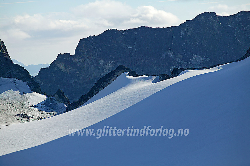 Fra Galdhøe (2283 moh.) gjennom telelinsa mot Porten med Portpiggen (2250 moh.) midt i bildet. Bakenfor reiser Storjuvtinden seg.