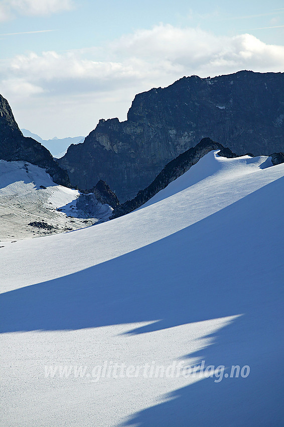 Fra Galdhøe (2283 moh.) gjennom telelinsa mot Porten med Portpiggen (2250 moh.) til høyre. Bakenfor reiser Storjuvtinden seg.