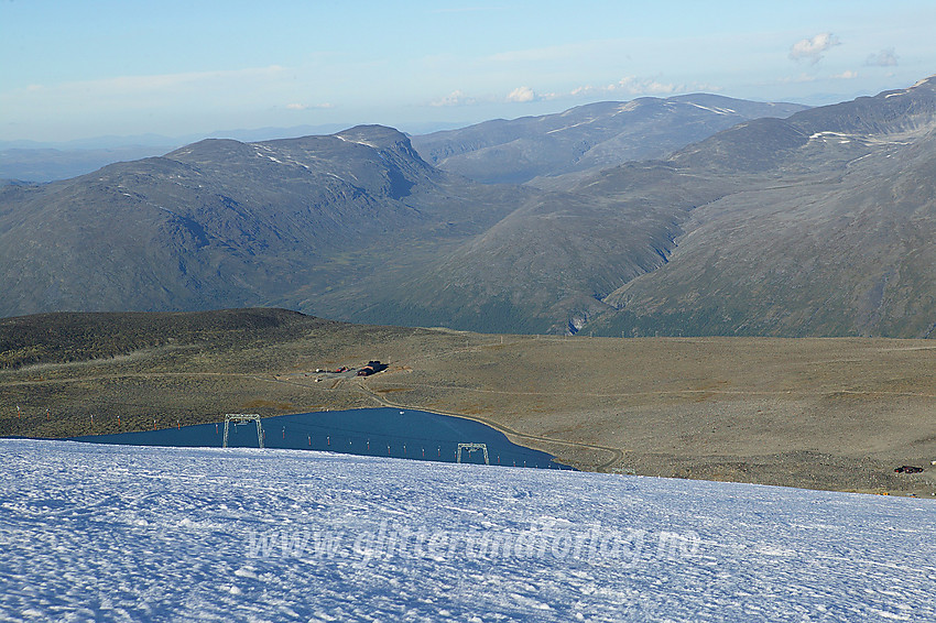 På Vesljuvbrean mot Juvvatnet, Juvflye og Juvasshytta og videre mot Lauvhøe (1991 moh.) og Gokkerdalen. Kvitingskjølen (2064 moh.) i bakgrunnen.