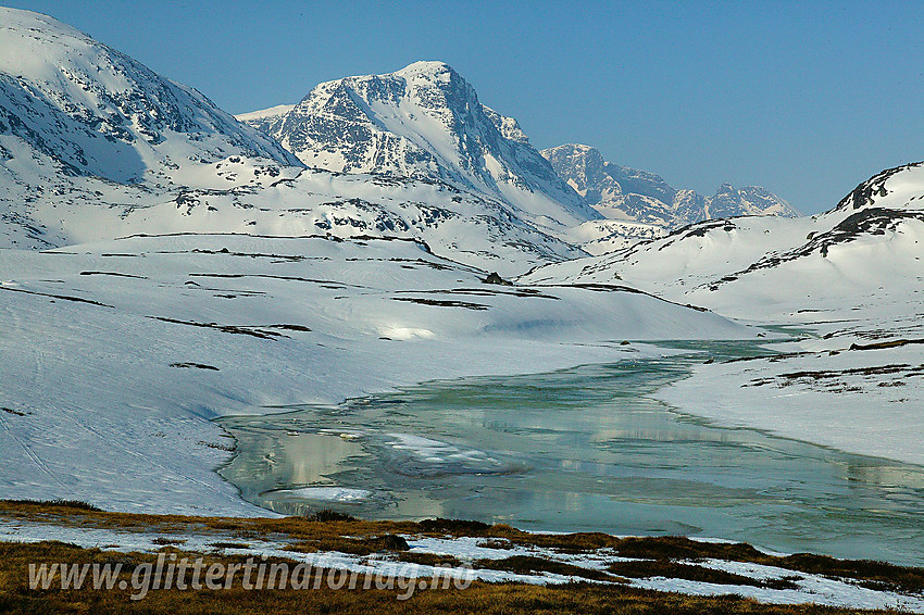 Vårløsning i Leirungsdalen. I bakgrunnen bl.a. Munken (2105 moh). I forgrunnen Leirungsåe.