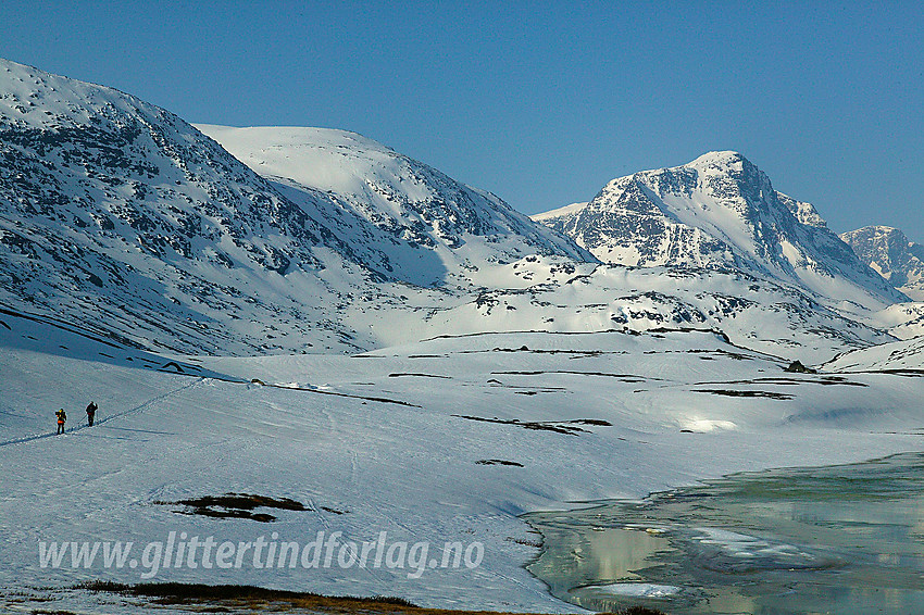 Vårskiløping i Leirungsdalen. Munken (2105 moh) i bakgrunnen.