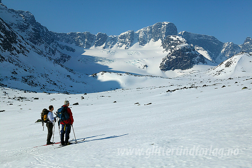 Vårskiløping i Leirungsdalen. I bakgrunnen bl.a. Leirungsbrean og Kalvehøgde (2208 moh).