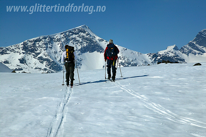 Vårskiløping i Leirungsdalen. I bakgrunnen Kvitskardtinden (2193 moh).