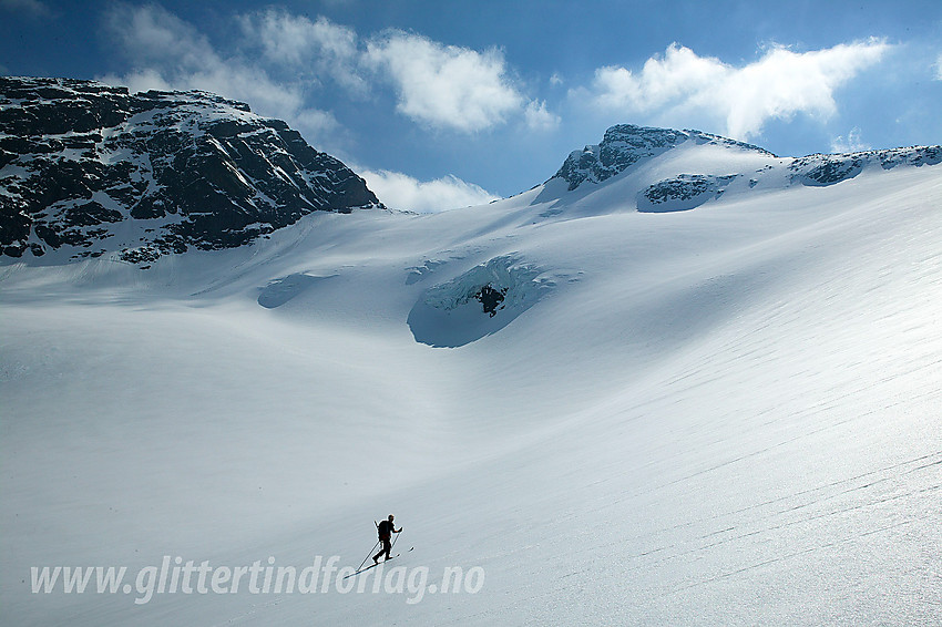 Vårskiløping på Svartdalsbrean på en tur fra Valdresflye til bl.a. Langedalstinden. Her med Mesmogtinden (2264 moh) og Langedalstinden (2206 moh) i bakgrunnen.