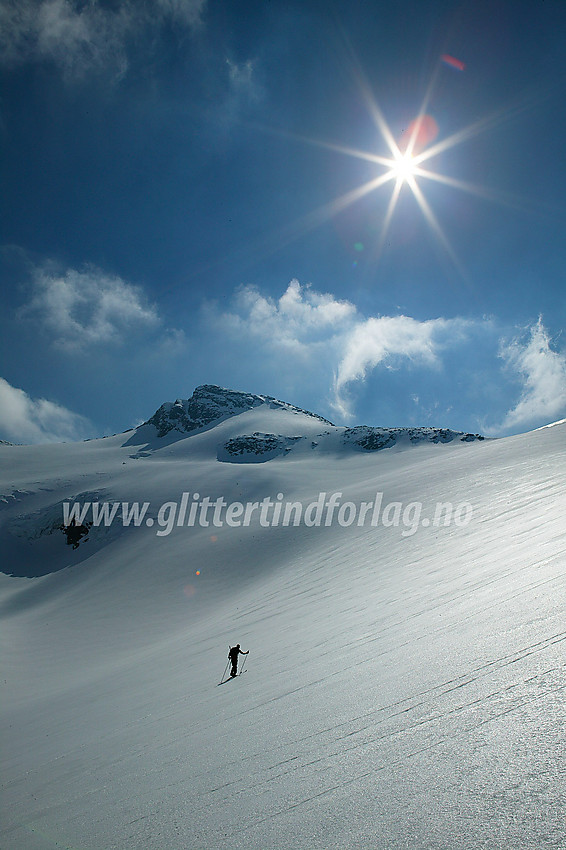 På vei opp Svartdalsbrean med kurs mot skaret mellom Langedalstinden (2206 moh på bildet i bakgrunnen) og Søre Svartdalspiggen (2065 moh).