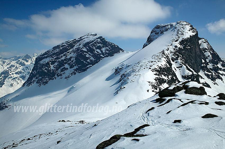 Utsikt fra Søre Svartdalspiggen mot Mesmogtinden (2264 moh) og Langedalstinden (2206 moh).