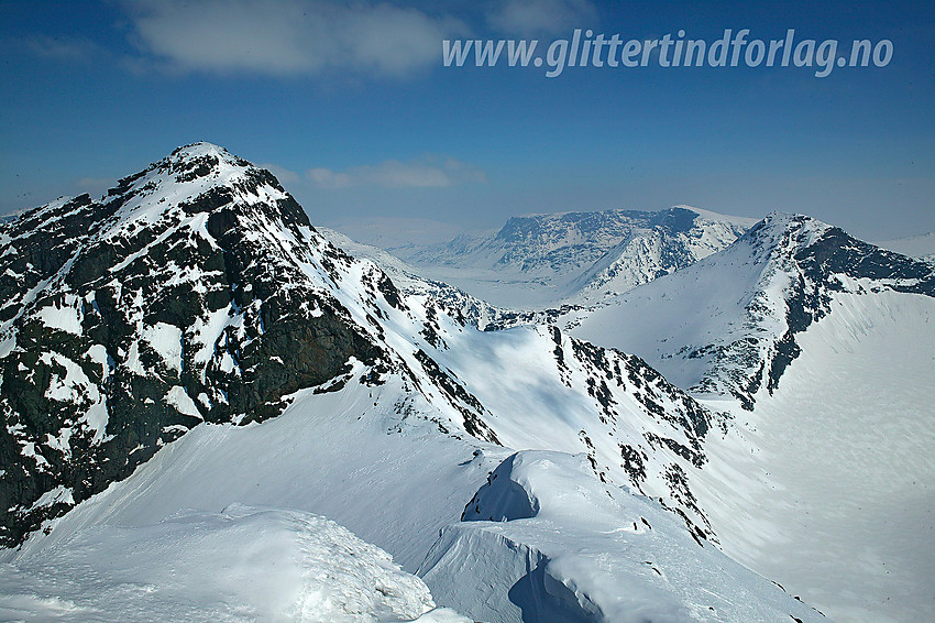 Utsikt fra Langedalstinden bort til Mesmogtinden (2264 moh) og videre mot Kvitskardtinden (2193 moh). I den fjerne disen ses Leirungsdalen og Kalvehøgde, for å nevne noe.