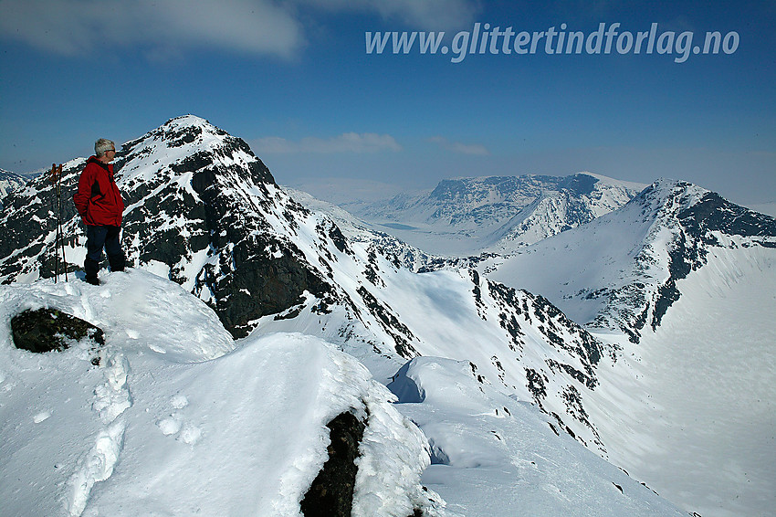 Utsikt fra Langedalstinden bort til Mesmogtinden (2264 moh) og videre mot Kvitskardtinden (2193 moh). I den fjerne disen ses Leirungsdalen og Kalvehøgde, for å nevne noe.