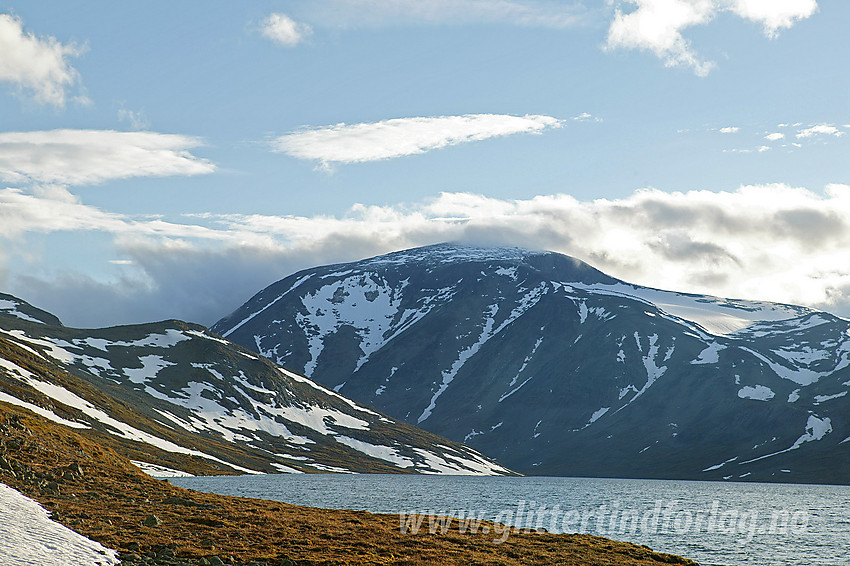 Ved Bessvatnet med Besshøe (2258 moh) i bakgrunnen.