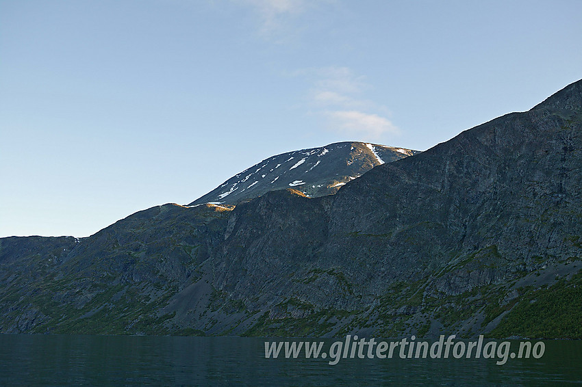 På Gjende med kajakk en tidlig sommermorgen nedenunder Besseggen. I bakgrunnen ses Besshøe (2258 moh).