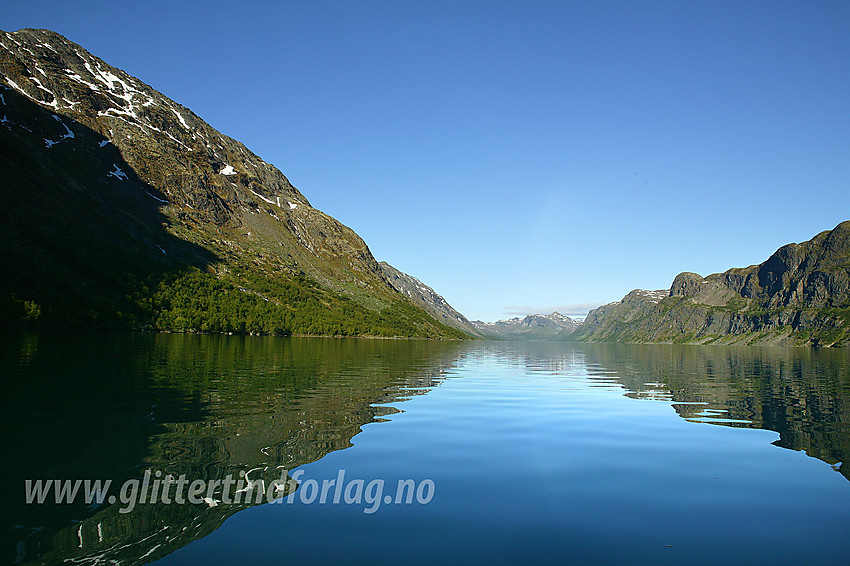 Idyllisk sommerdag i kajakk på Gjende. Memuruhåmåeren er akkurat passert og vi har begynt på det siste strekket inn mot Gjendebu.