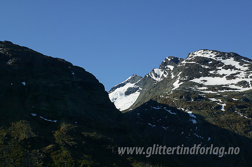 En kort bit på Gjende har man utsikt til Store Knutsholstinden ca. 1350 meter høyere.
