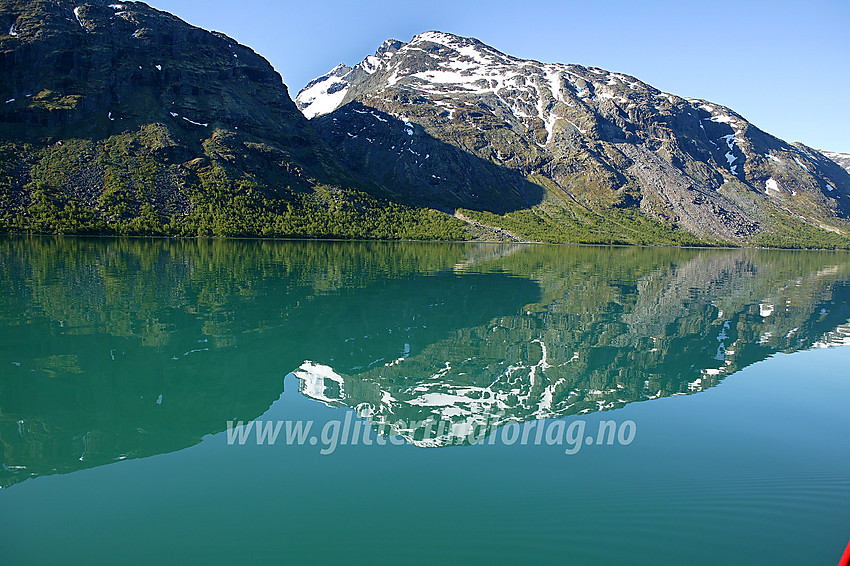 En kort bit på Gjende har man utsikt til Store Knutsholstinden ca. 1350 meter høyere.