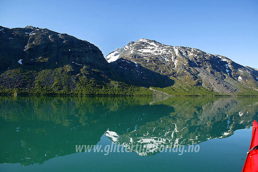 En kort bit på Gjende har man utsikt til Store Knutsholstinden ca. 1350 meter høyere.