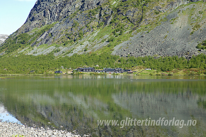 Gjendebu i vestenden av Gjende sett fra sørbredden, tvers over vannet.