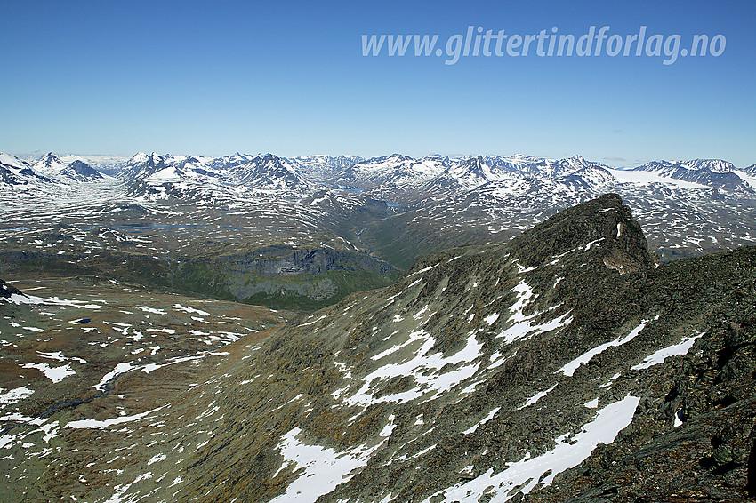 Fra Store Svartdalspiggen nord-nordvestover mot Nørdre Svartdalspiggen og videre innover i Jotunheimen.