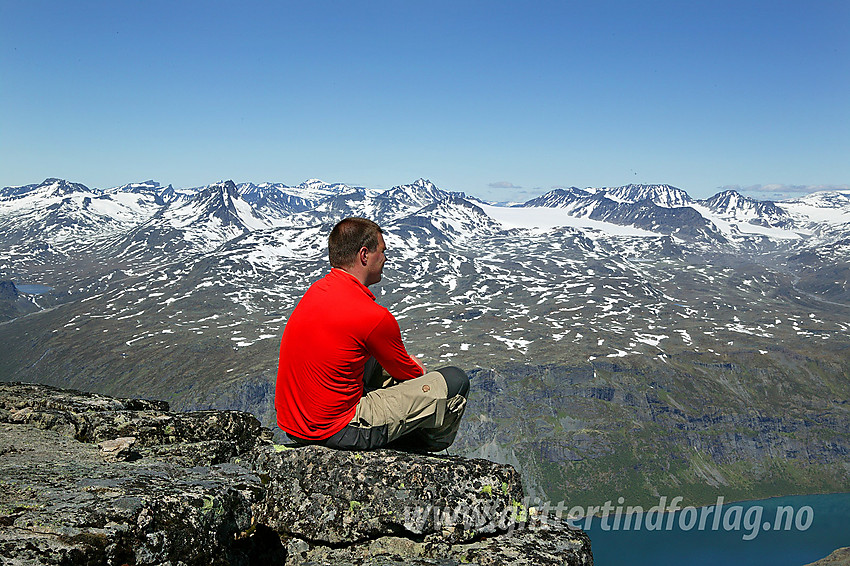 På toppen av Nørdre Svartdalspiggen (2137 moh) har man en luftig utsikt, bl.a. ned til Gjende.