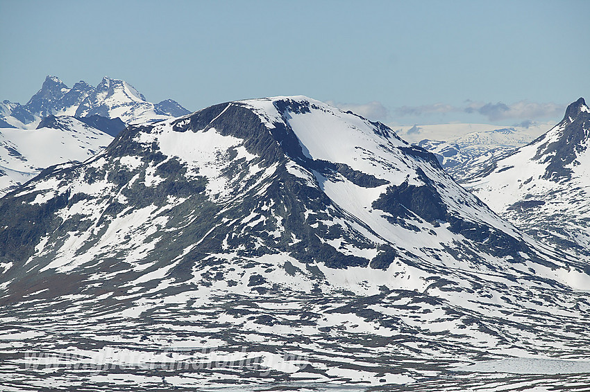 Snøholstinden (2141 moh) sett fra Nørdre Svartdalspiggen med telelinse.