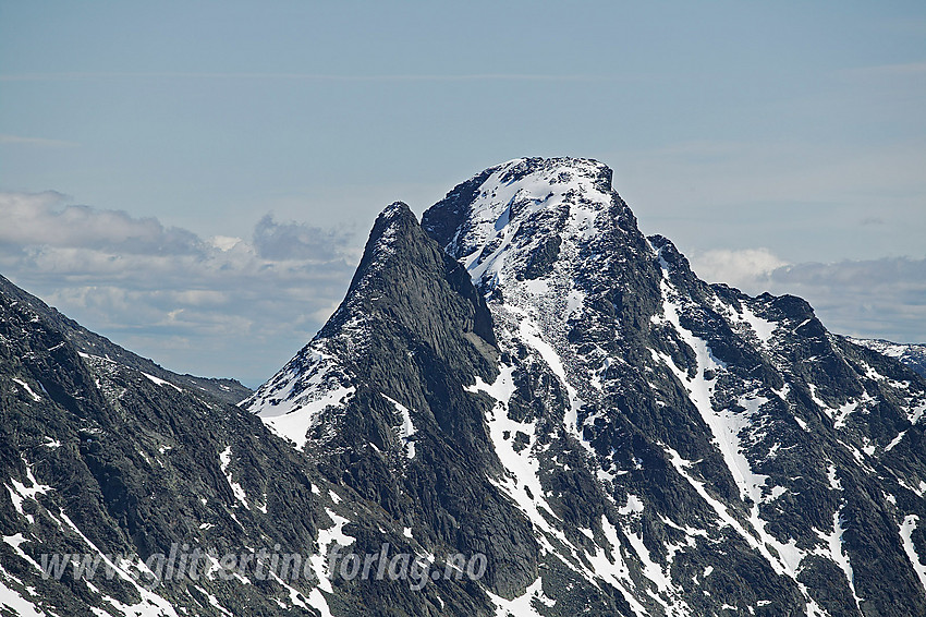 Med telelinse fra Nørdre Svartdalspiggen mot Vesle Knutsholstinden (2205 moh) og Vestre Leirungstinden (2250 moh).