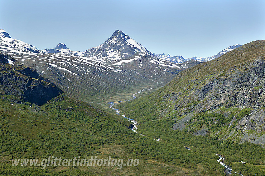 Utsikt fra Svartdalsoksle oppover Storådalen med Skarddalseggje (2159 moh) sentralt.