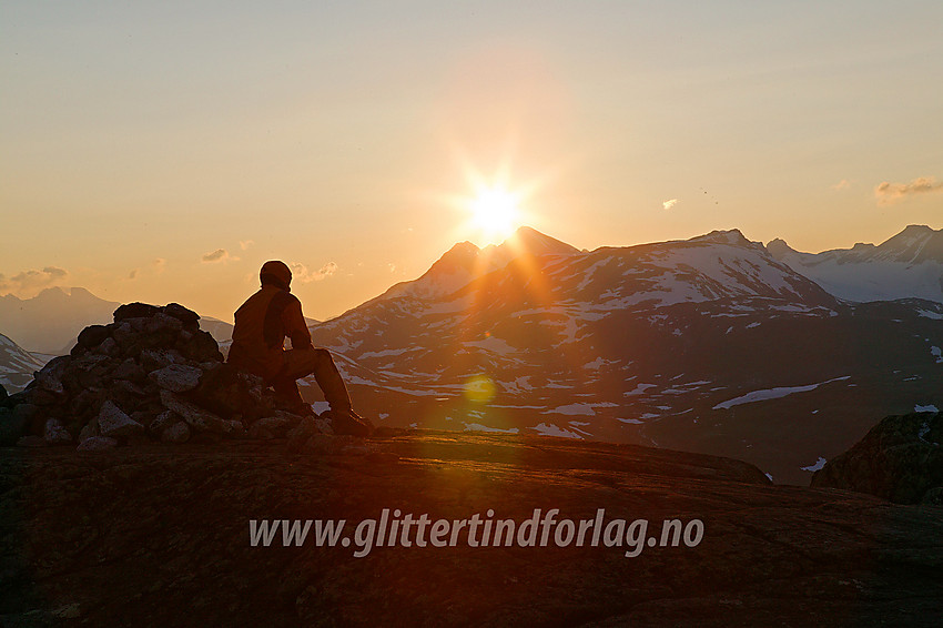 Sommerkveld på Utsikten. Sola er i ferd med å forsvinne bak Uranostinden (2157 moh).