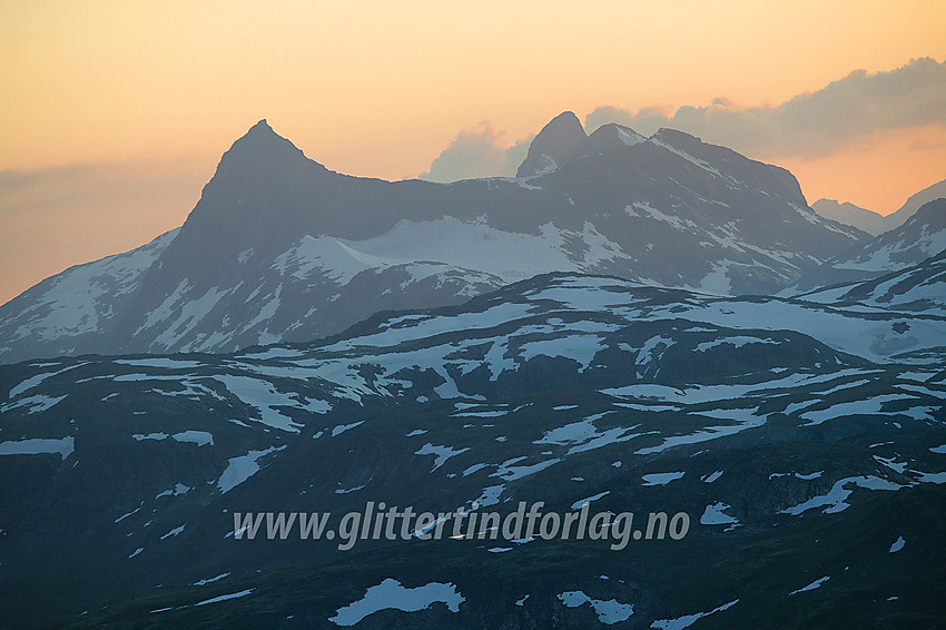 Sommerkveld på Utsikten. Falketind (2067 moh) kneiser mot den røde kveldshimmelen.