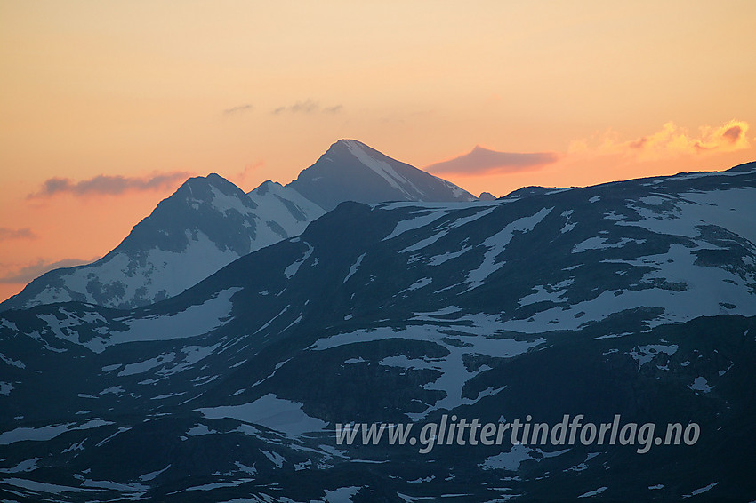 Sommersolnedgang på Utsikten. Med telelinsa mot Uranostindmassivet med Hovedtoppen (2157 moh) høyest midt på, S1 (2037 moh) nede på ryggen til venstre og S2 (2048 moh) lengs til venstre. 