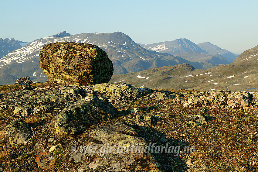 Sommerkveld på Utsikten med utsikt mot Galdebergtinden (2075 moh) til venstre. Torfinnstindane (2119 moh) ses til høyre.