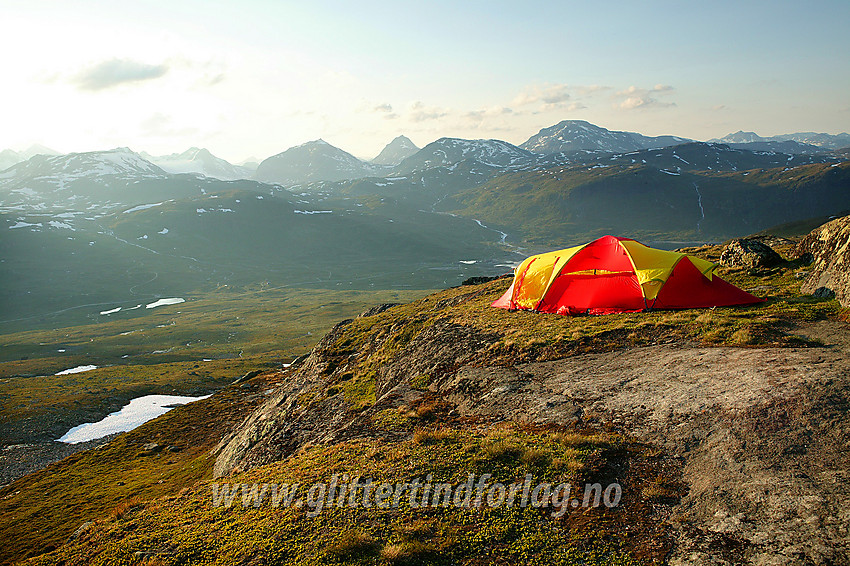 Sommerkveld på Utsikten med utsikt nordover i det sentrale Jotunheimen med Storegut (1968 moh), Mjølkedalstinden (2138 moh), Høgbrothøgde (1821 moh) og Snøholstinden (2141 moh) som de mest framtredende.