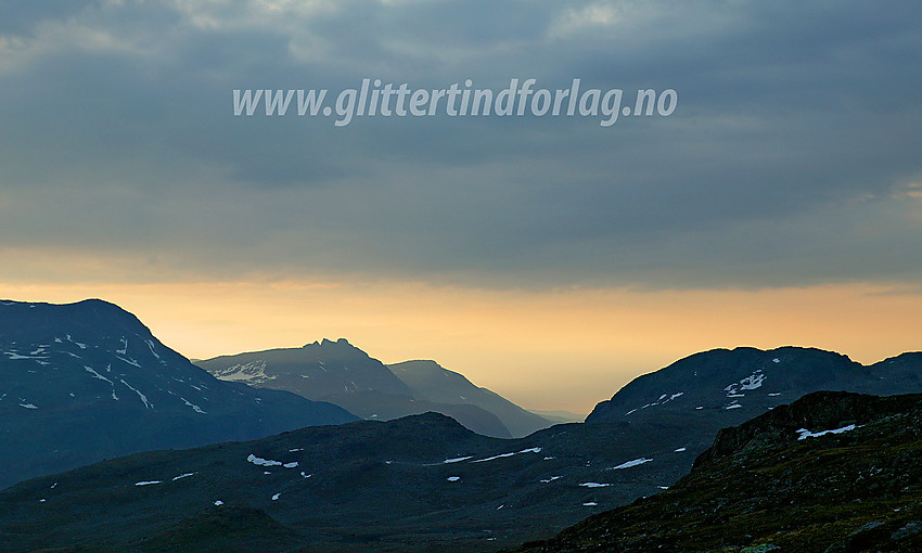 Sommermorgen på Utsikten. Torfinnstindanes (2119 moh) taggede egg skiller seg ut litt til venstre.