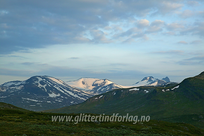 På vei ned fra Utsikten. Breidkvamsnosi ses til venstre med Koldedalsbreen midt imot. Koldedalstinden (1927 moh) til høyre, med Hjelledalstinden (1989 moh) som stikker opp bak denne.