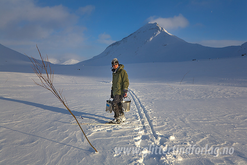 Vann hentes i et tjern vel 100 meter unna hytta på Olavsbu om vinteren. I bakgrunnen Snøholstinden (2141 moh).