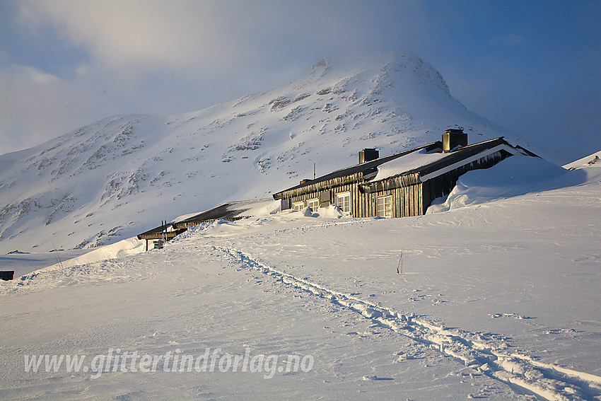 Idyllisk vinterkveld i Rauddalen ved Olavsbu. Austre Rauddalstinden (2086 moh) i bakgrunnen.