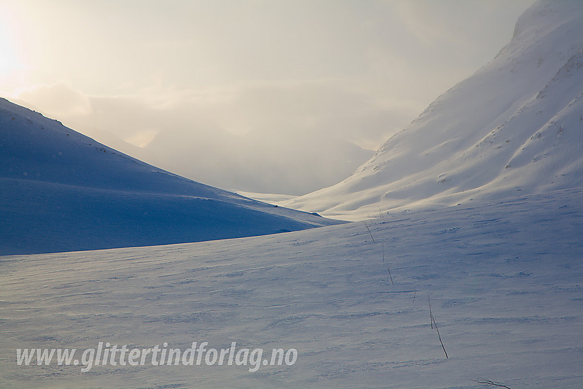 Snødrev i lufta og kveldssol i fjeset. Her fra Olavsbu med utsikt nedover Rauddalen.