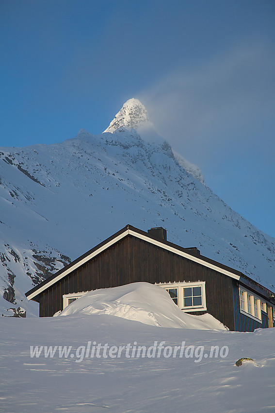 Vinterkveld ved Olavsbu med Store Rauddalseggje (2168 moh) i bakgrunnen.