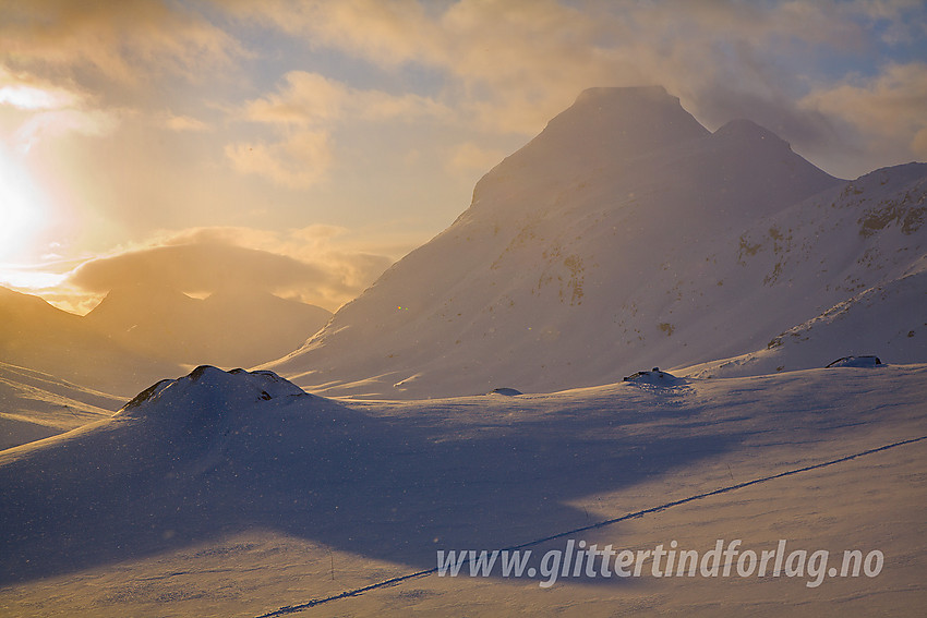 Store Rauddalstinden (2157 moh) i kveldslys. Bildet er tatt like ovenfor Olavsbu.