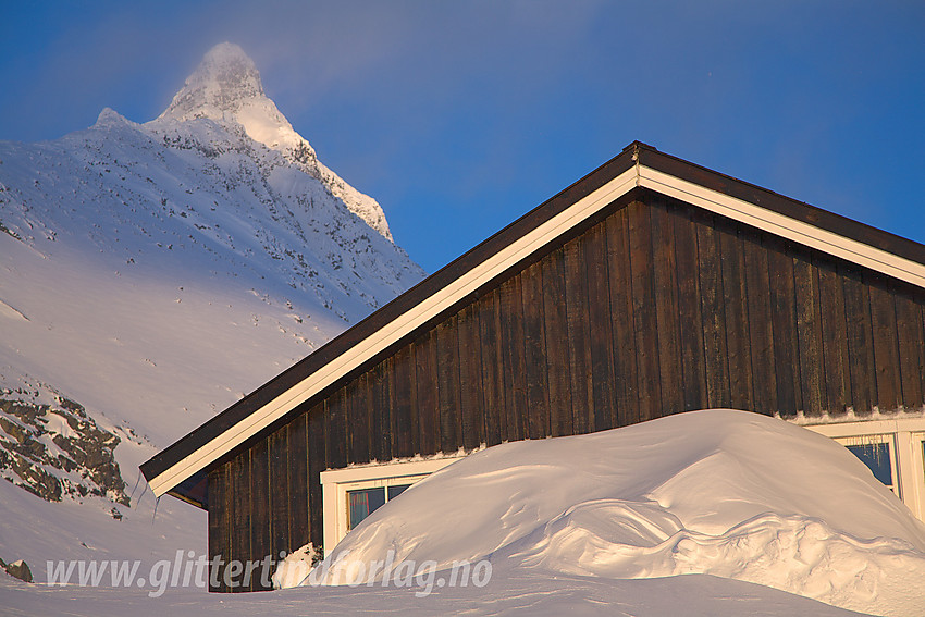 Olavsbu (sikringsbua) i kveldslys med Store Rauddalseggje (2168 moh) i bakgrunnen.