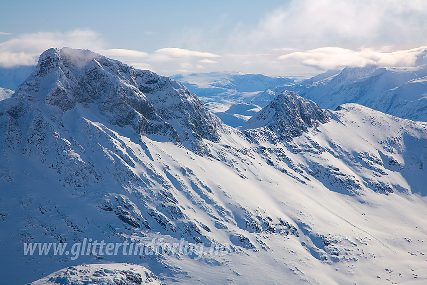 Utsikt fra Mjølkedalstinden (2137 moh) mot Store (2168 moh) og Midtre (2016 moh) Rauddalseggje. Langt i det fjerne skimtes Sikkilsdalshøe.