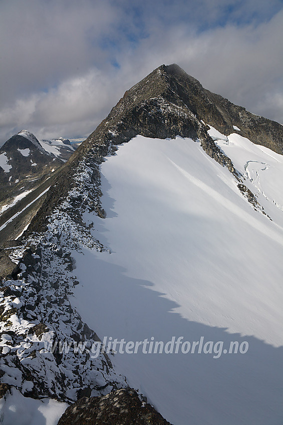 Skarddalstinden (2100 moh) sett øst-sørøst.