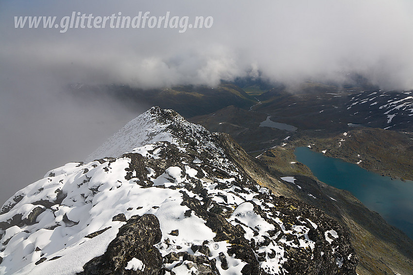 Utsikt fra Skarddalseggje sørøstover mot Storådalen. Til høyre ses Skarddalsvatnet.